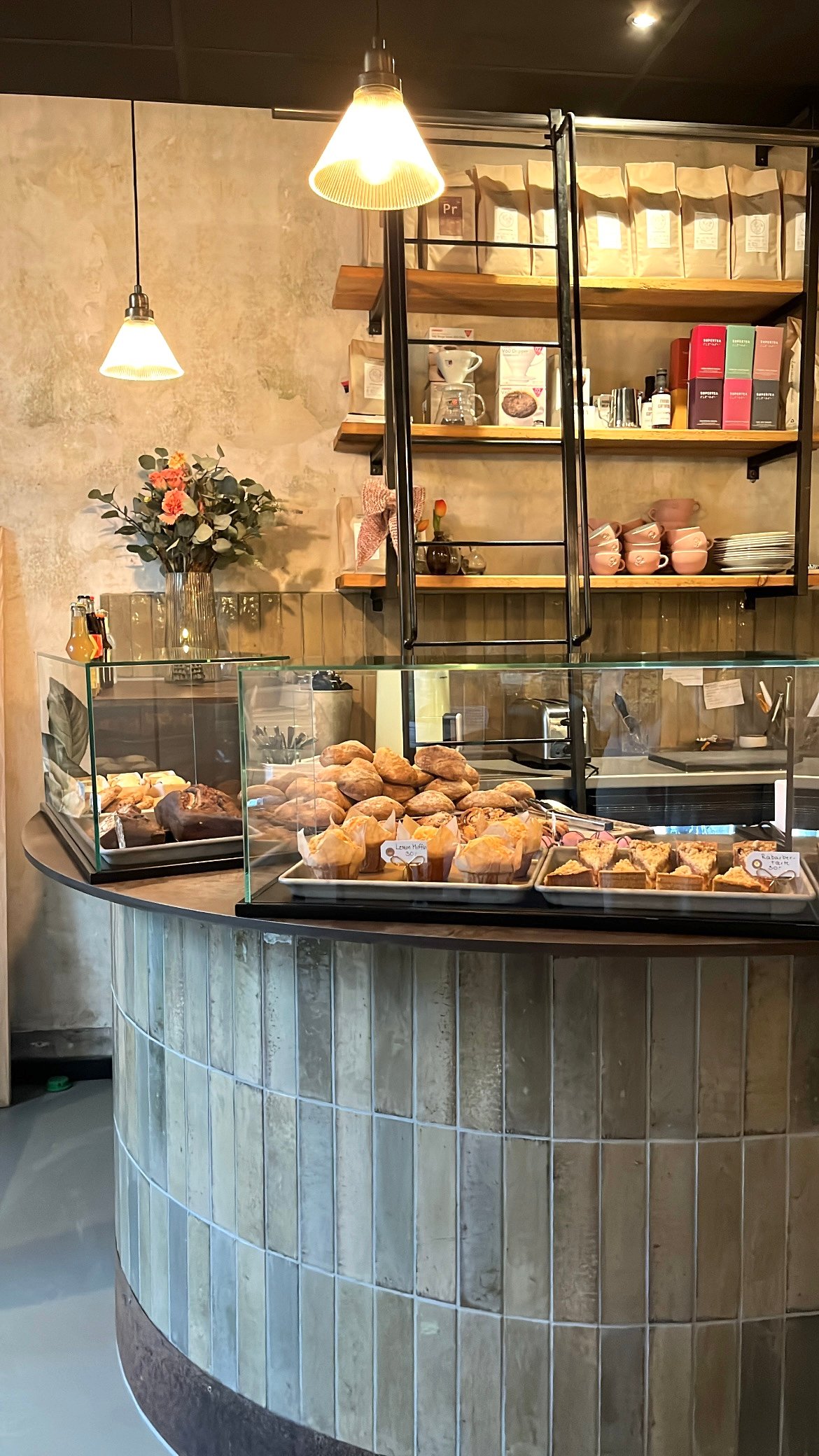 Den runde disk med glasmontre fyldt med kager og bagværk